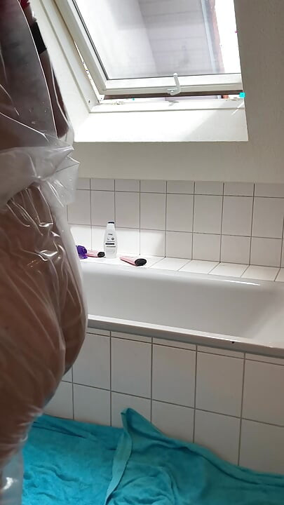 Sue, takarítja a fürdőszobát PVC öltönyben!