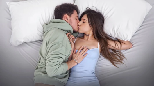 Luna evans membangunkannya dengan sepongan ceroboh yang sensual