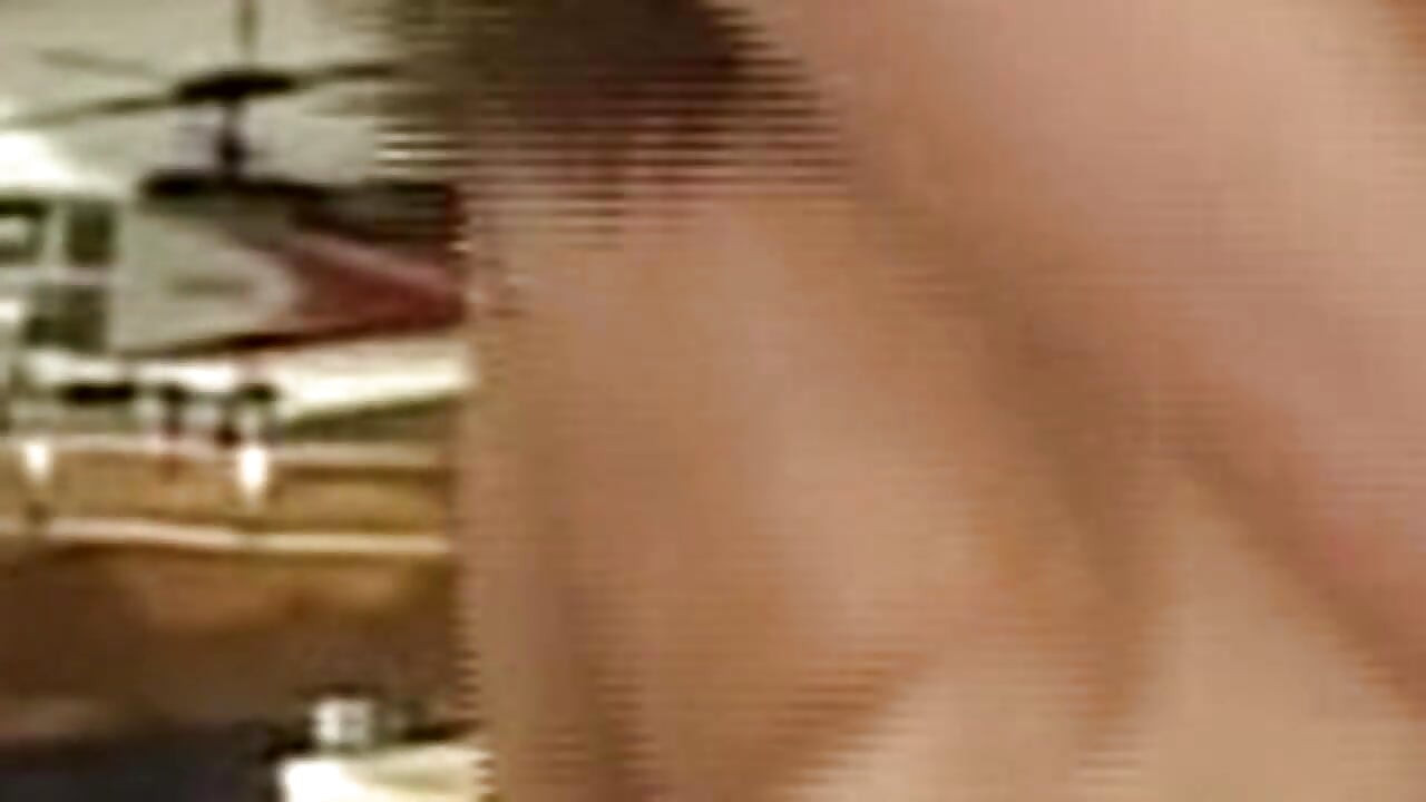 Gapende kontgaatje loopt over dik sperma na intens rekken