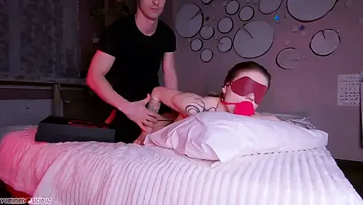 Cewek sange ini dicambuk dan dicrot di mulut setelah pijat bdsm