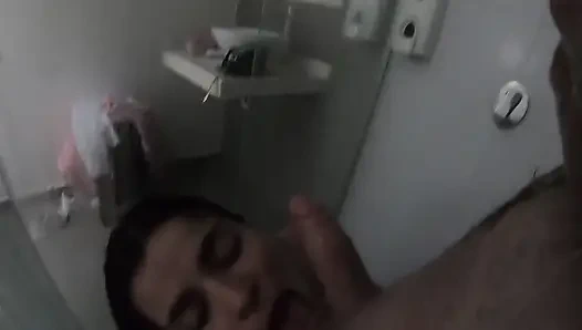 Sıska Kolombiyalı ile duşta seks