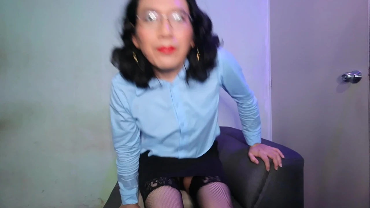 Ağzında iki dildoyla.