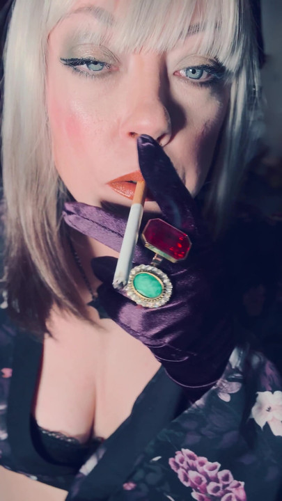 विशालकाय सुन्दर महिला धूम्रपान करने वाली Tina snua बैंगनी साटन के दस्ताने पहनती है और आभूषण और पूंछ तक टिप 2 सिगरेट - डोम धूम्रपान खूबसूरत विशालकाय महिला OMI OME । क्लिप 1