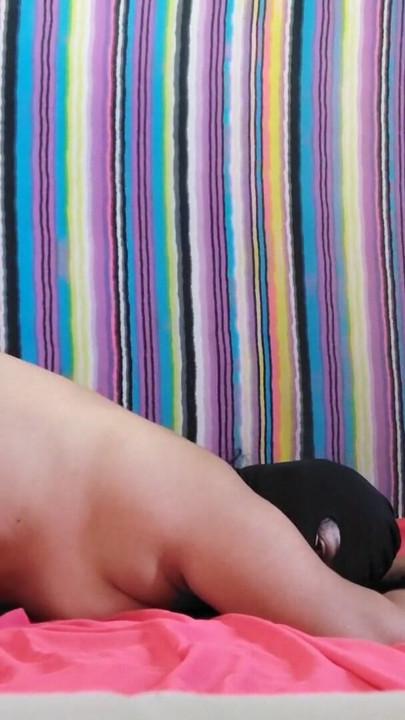 Mi esposa muy cachonda en lencería negra me da sexo anal en un video casero. | Clip 1