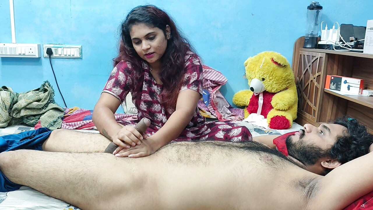 मल्लू बीवी पति को जोरदार हाथ से मालिश कर रही है