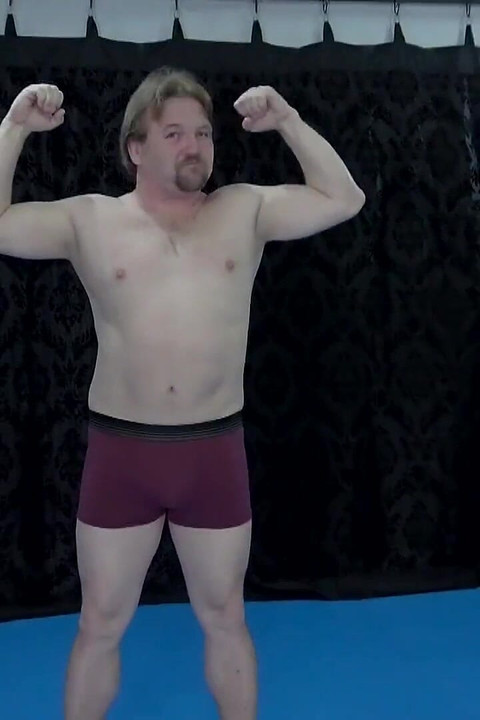 Twee geweldig uitziende babes worstelen met een bank