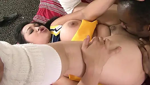 Süßes teen asiatische chearleaderin mika tan