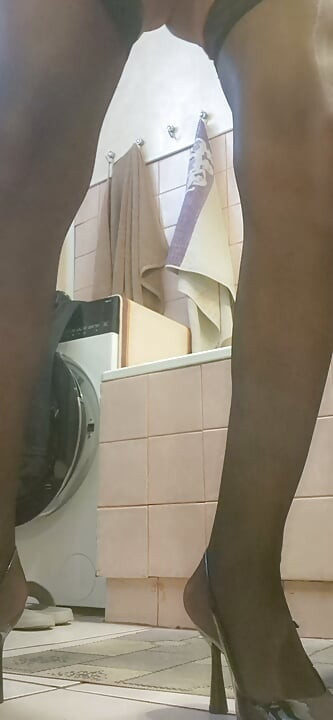 Περπάτησα όλη μέρα με κλουβί, ζώνη και καλσόν. Ένα κλουβί πέους.
