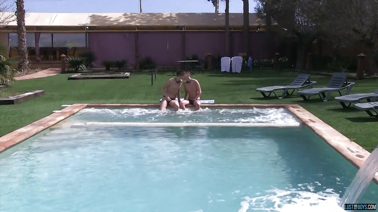 Twinks intercambiando pollas en el sol