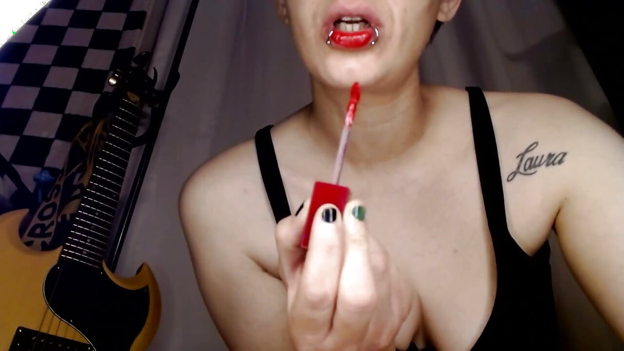 Dikke rode lippenstift toepassing