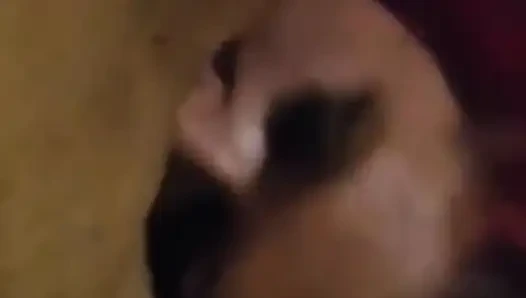 Mollige MILF lutscht einen fetten schwanz und sabbert überall