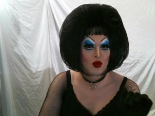 Schweres Make-up, Drag Queen Slutdebra sagt Hallo
