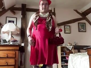 Im outfit mit einem roten abendkleid für eine nacht