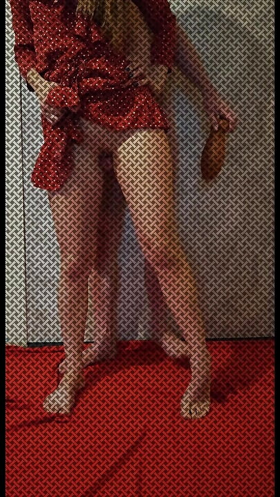 Ik geniet van de gigantische dildo en zijn hand in mijn vagina