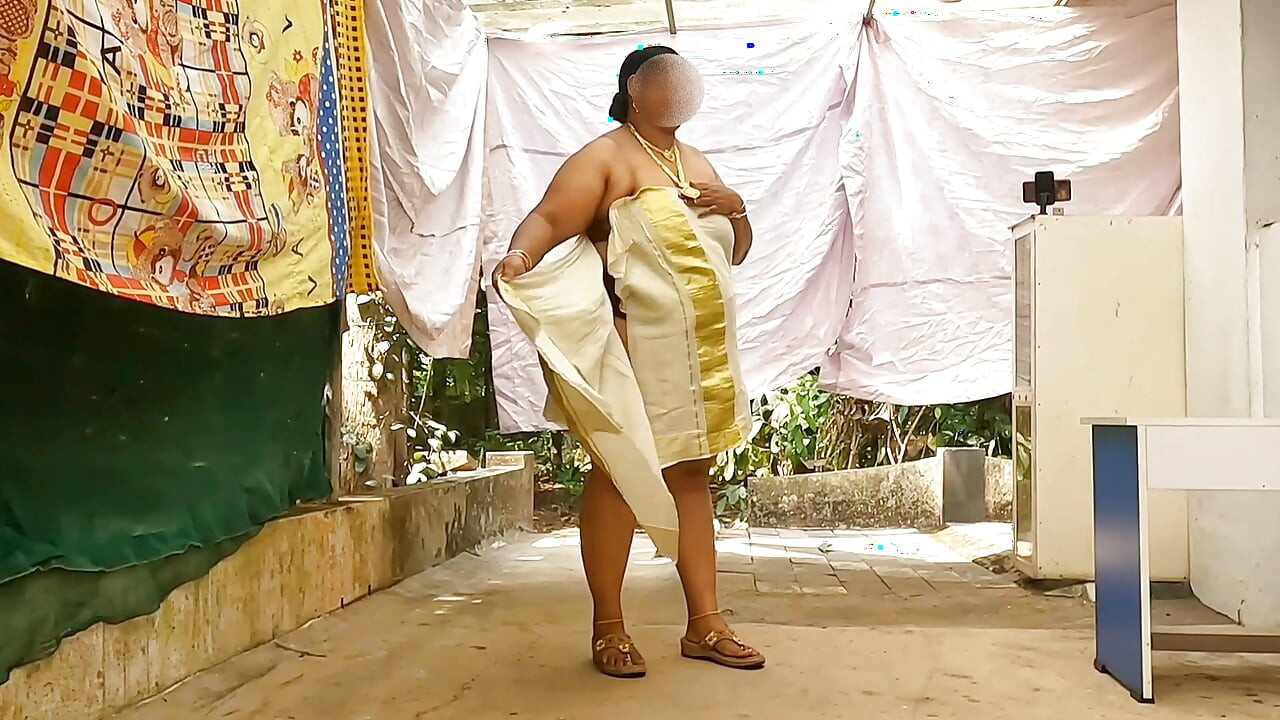 Fată drăguță în stil tradițional în rochie albă indiană care își expune corpul sexy, complet nud