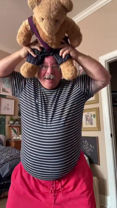 Vovô tem uma barriga enorme
