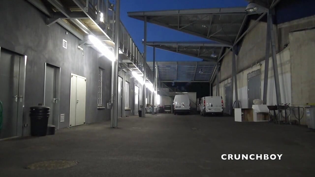 Perempuan jalang dikongkek ra oleh badboy outdoo menjilat malam