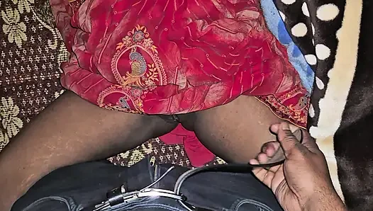 Yağlı ve sert sikişen Hintli amcık masajı