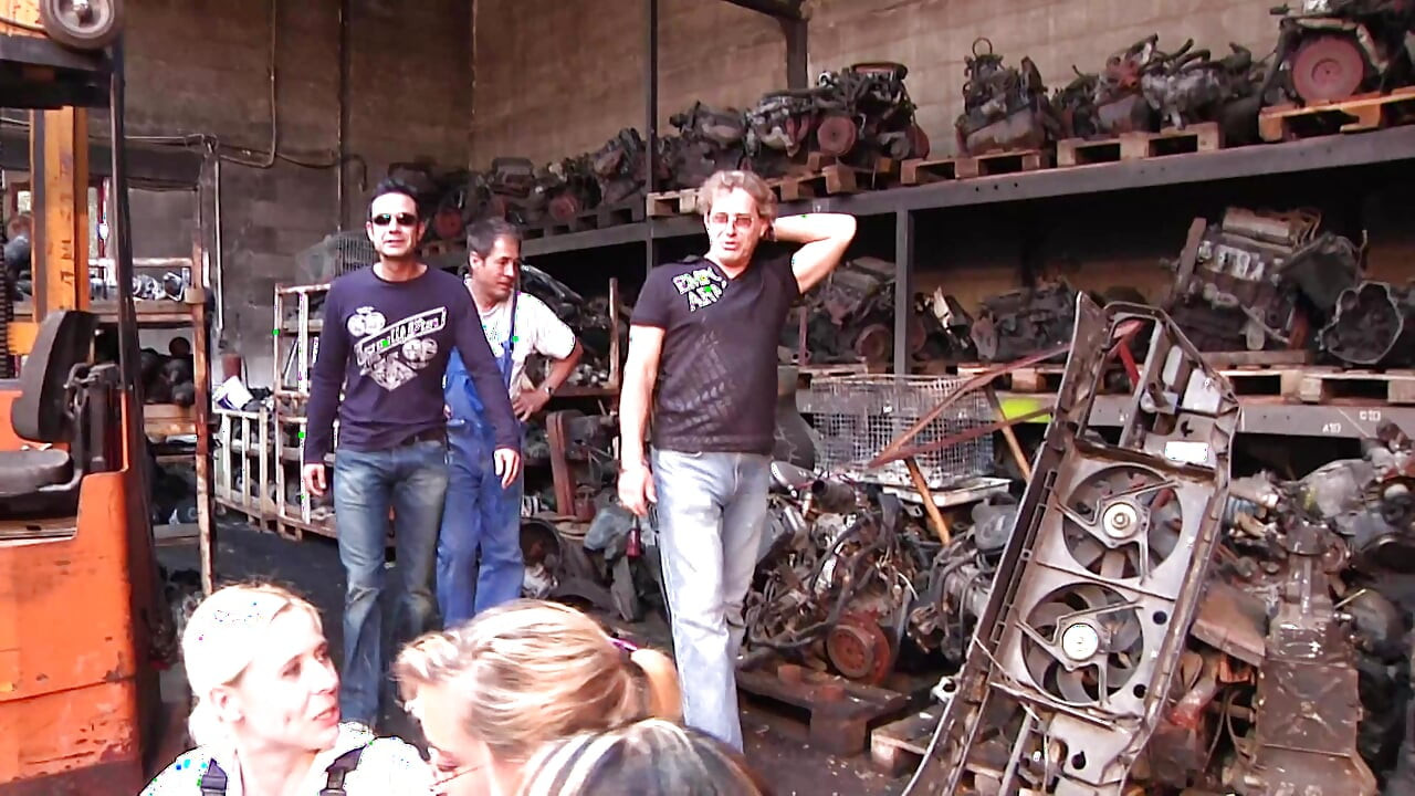 Šukání sbalenou kundičkou na parkovišti