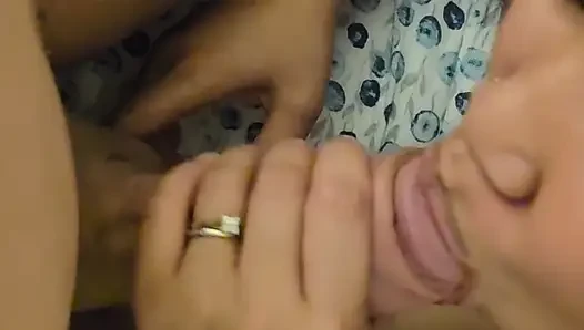 Blowjob di atas ranjang