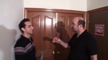 Muhteşem hatun büyük bir sert direk tarafından sikilen sıkı deliklerinin tadını çıkarıyor