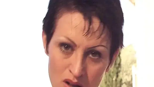 Cewek binal perancis dicrot di muka setelah seks anal hot