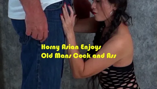 Une Asiatique excitée aime la bite et le cul d'un vieux
