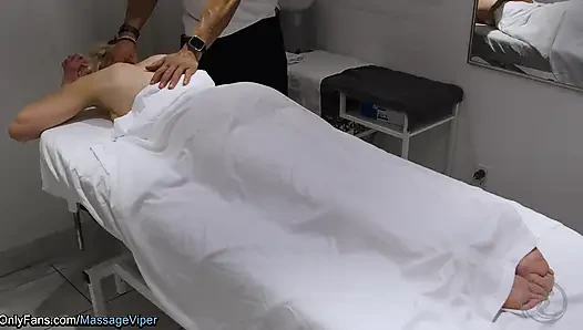 Klien pijat wanita seksi memamerkan memeknya ke terapis