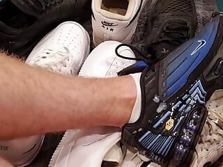 Adolescentul se masturbează pe pantofii lui Nike