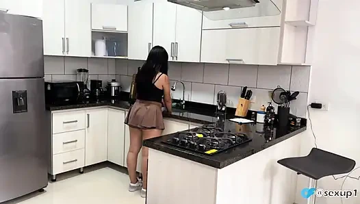 Вкусная белая задница отдыхала на моей кухне, а я кончаю в