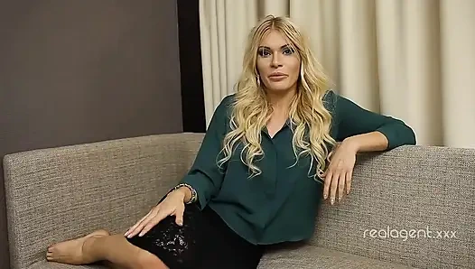 Die vollbusige Goldilocks mag es, während sapphischer spiele einen riesigen dildo in ihrem arsch zu fühlen