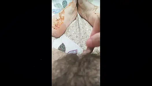 Ein dorfmädchen zieht schön ihre haarige muschi zu schöner musik