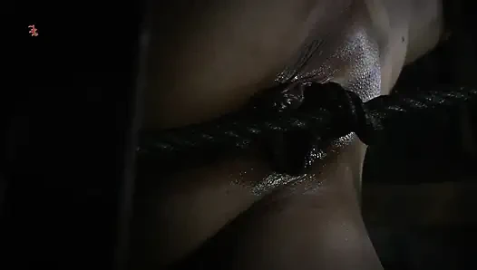 Азиатская ведьма в клетке получает оргазм от грубой веревки с завязанными узлами