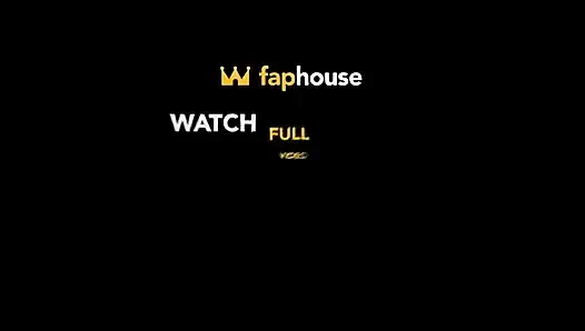 Африканская девушка прыгает на длинном черном жезле