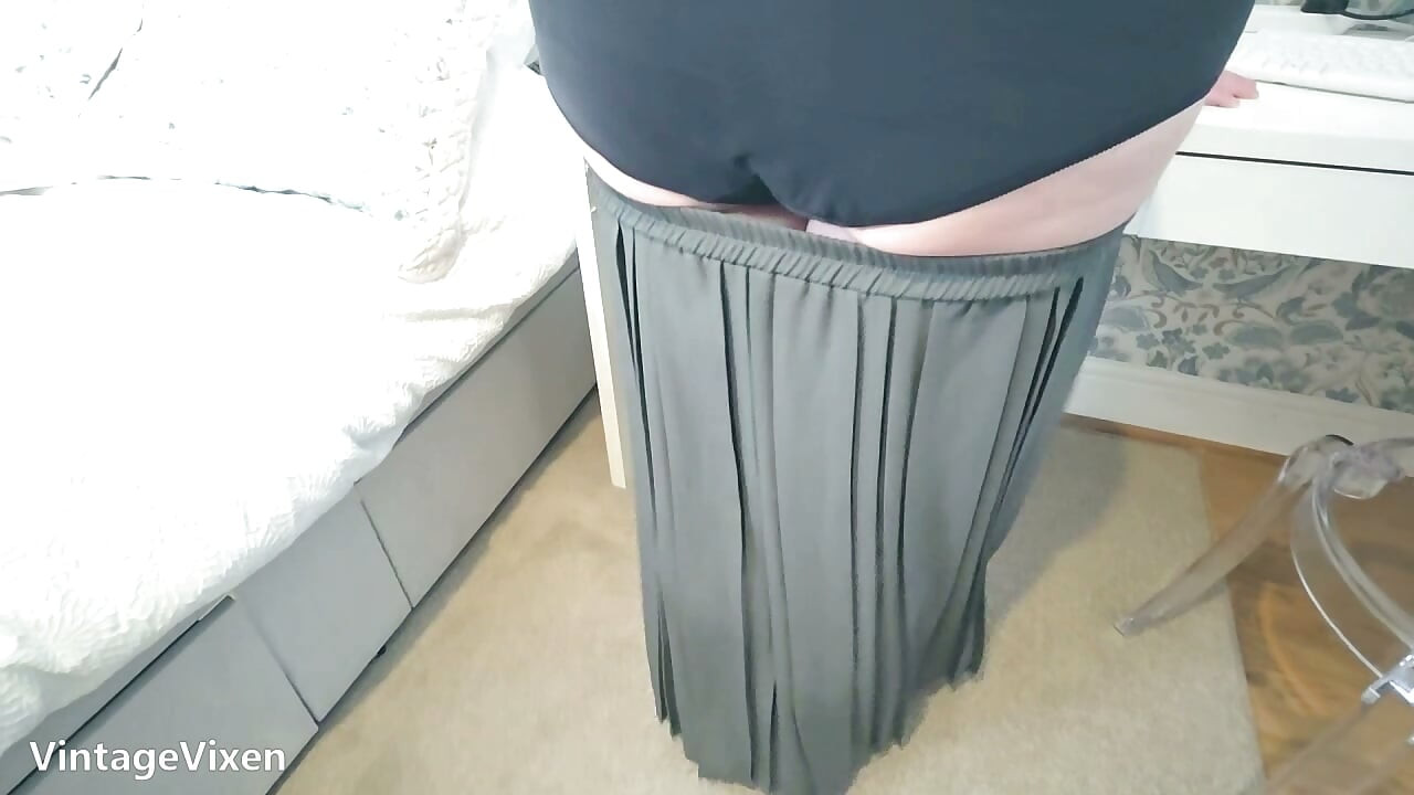 Madura sexy tetona BBW haciendo tareas domésticas con tetas grandes sostén retro enorme coño peludo