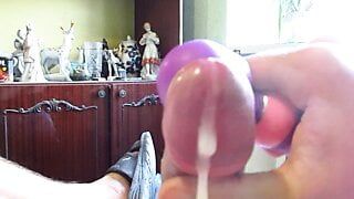 Masturbazione fatta in casa di un cazzo con un giocattolo fino all'orgasmo