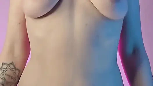 Bir Penisin Üzerine Atlıyor Ve Içine Sperm Doluyor (yakın Çekim Boşalma Sahnesi)