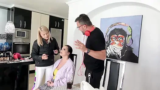 Pembe Saçlı Sürtük Sahne Arkası Çifte Penetrasyon Sikiş Festivali