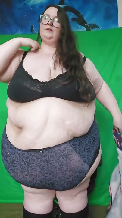 Deusa SSBBW gorda experimentando roupas