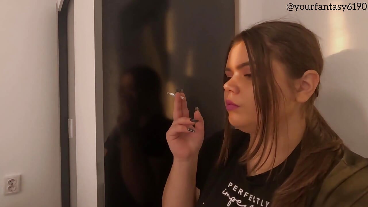Fumar con lápiz labial morado en primer plano