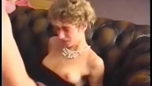 Muhteşem hatun ıslak amını büyük bir direğe sert siktirmeyi seviyor