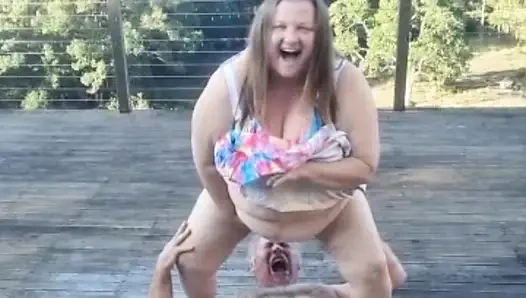 Berbaringlah supaya aku bisa kencing di wajahmu (mandi emas)