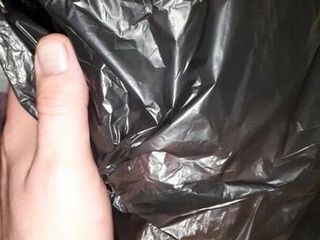Шлюшка с большими сиськами играет с дыханием в пластиковом пакете