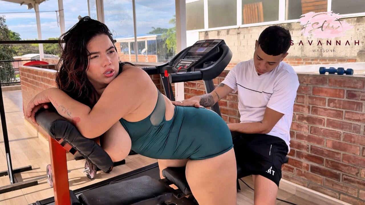 Latinalaisamerikkalainen BBW antaa tiukan pillunsa treenikaverilleen kuntosalilla - Savannah Watson