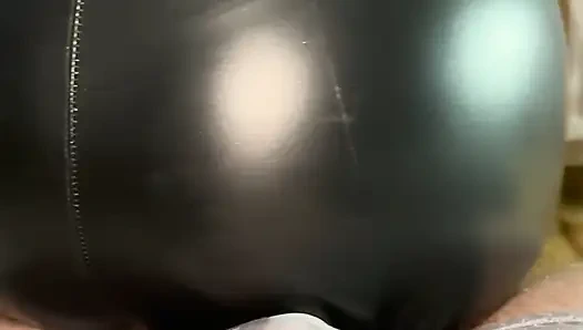 Freches studentenmädchen lutscht den professor und bittet ihn, auf ihre Lederhose zu kommen