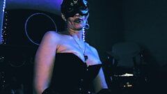 Eva, maîtresse dominatrice fétiche, déesse MILF du cuir joue avec une grosse bite, femdom BDSM