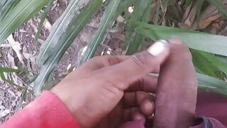 देसी भारतीय कुवारा लड़का अपने लंड को सुकून देने का प्रयास करते