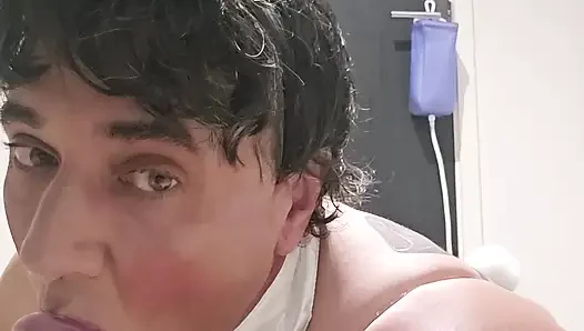 Sissybunny büyük süt lavmanı alıyor, sonra büyük dildo ve kendini sikiyor
