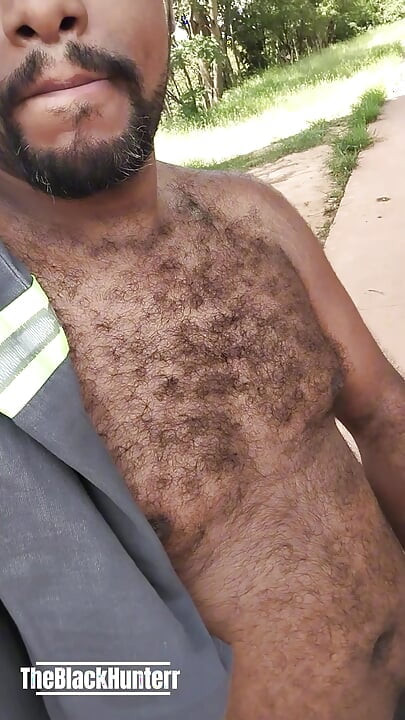 Tornando dal lavoro mi sono fermato a pisciare e ho finito per togliermi tutti i vestiti per strada