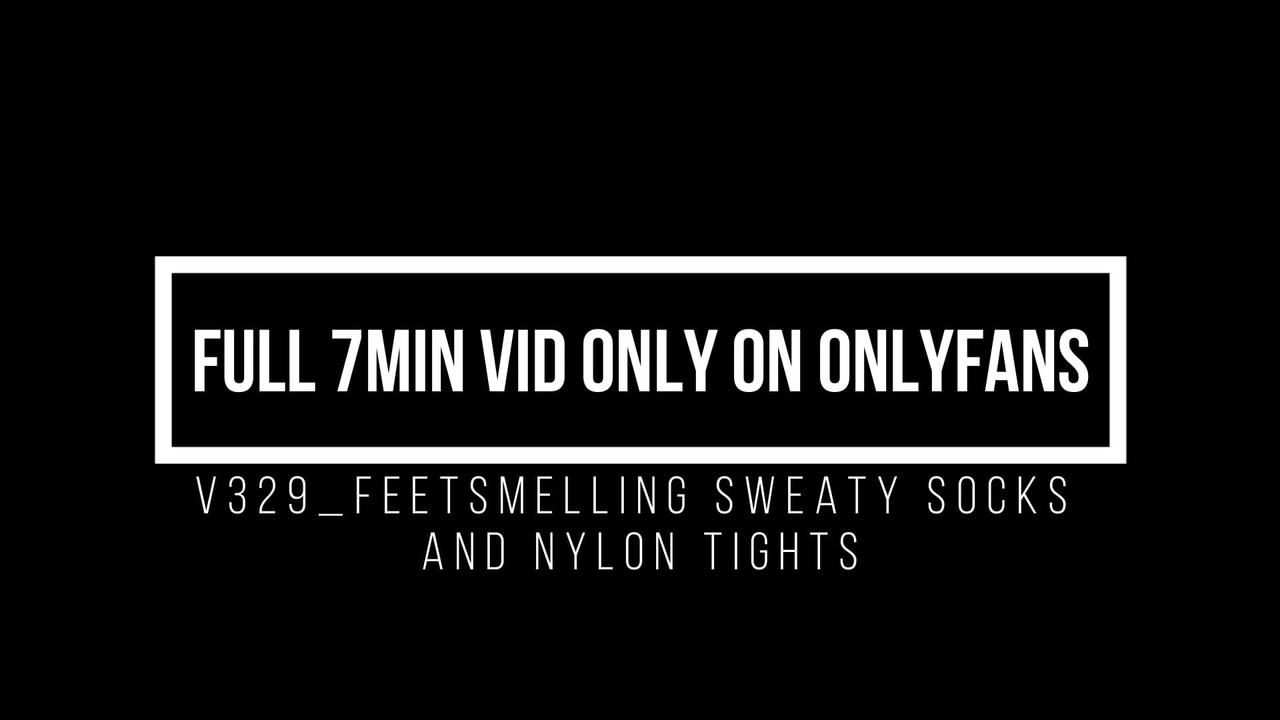 smelly socks and nylon feet make my slave weak.. 🥵